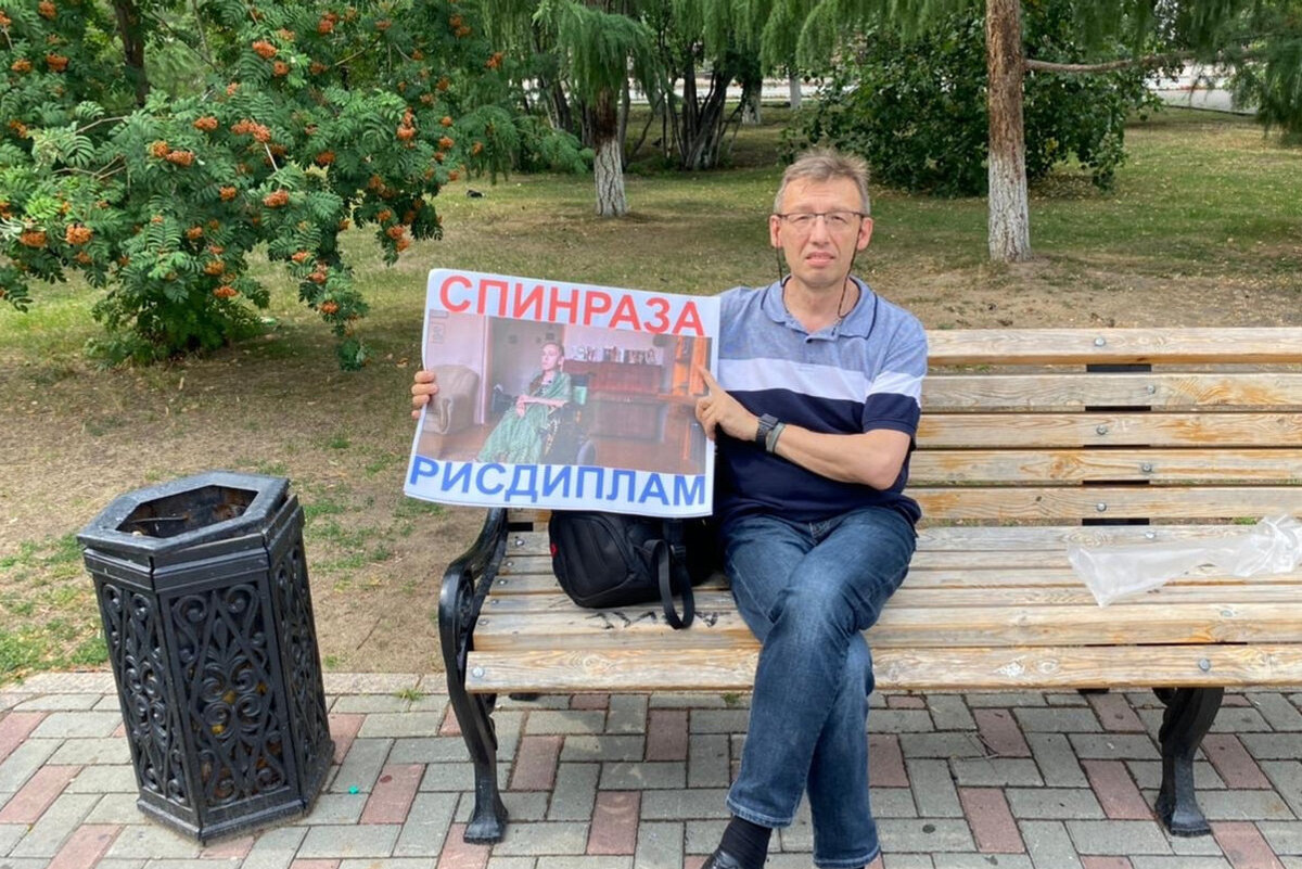 Врач с фотографией одной из пациенток