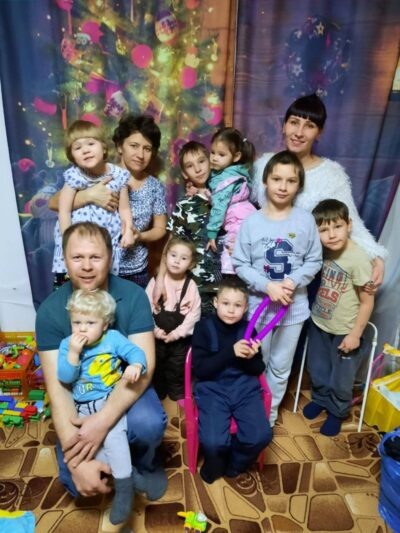 В гостях у Оксаны и ее мужа — кровная мама старших детей, она приехала еще с двумя своими детьми.