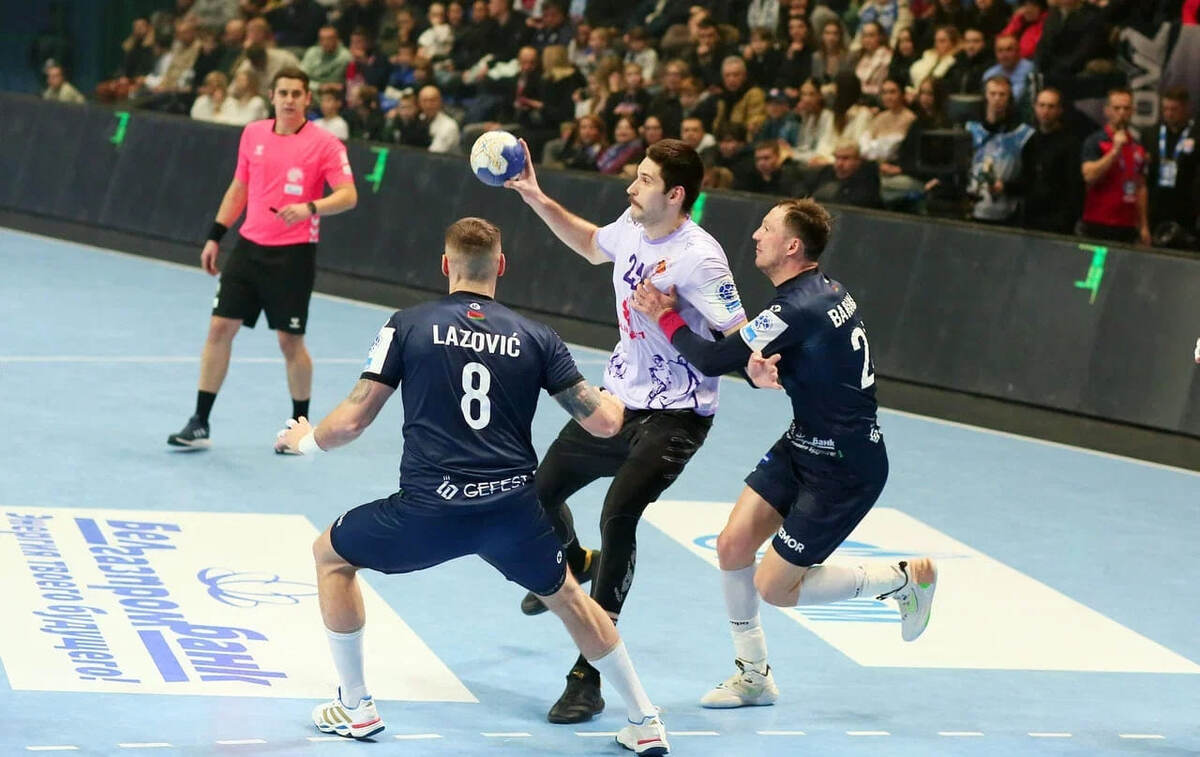    С мячом чеховец Евгений Дзёмин, выдавший классный матч