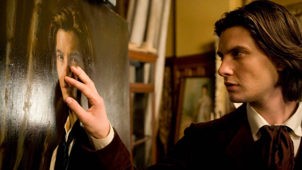    Кадр из фильма «Дориан Грей» (2009), главную роль в котором исполнил Бен Барнс. Лента стала экранизацией классического романа Оскара Уайльда о внешней красоте и душевном уродстве, об искушениях, пороках и неизбежной расплате / Фото: KINOPOISK.RU