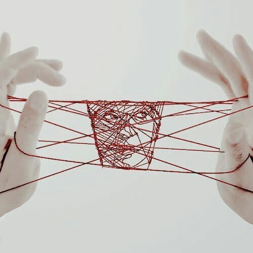 Знакомство прошло отлично: общение было лёгким, флирт — уместным, планы на новую встречу намечены. Но вдруг — тишина. Сообщения остаются без ответа, звонки игнорируются. Что это значит? Стоит ли писать снова? Или лучше просто забыть и идти дальше?