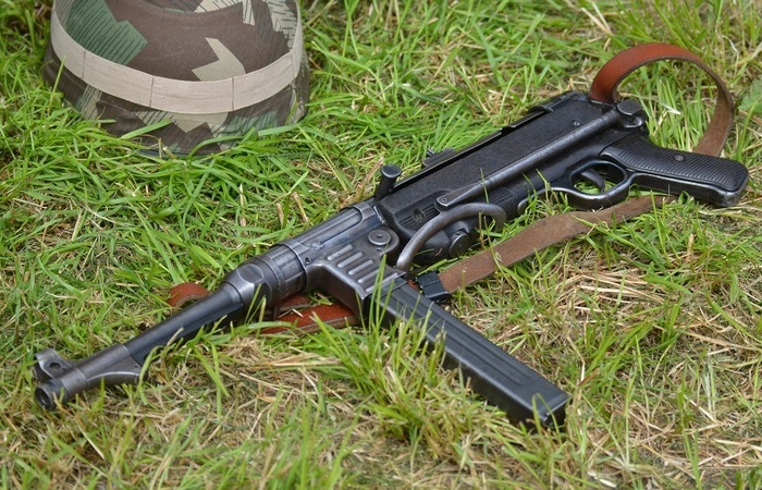 Зачем у немецких MP-38/40 на стволе установлен какой-то загадочный крючок