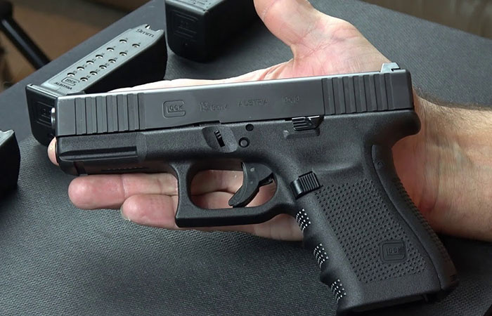 Пистолет Glock 19./ Фото: youtube.com