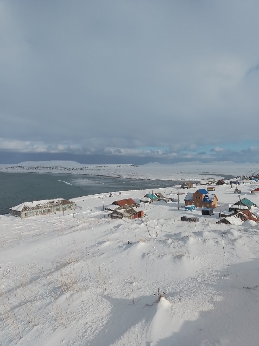 На фото нижний посёлок, там уже почти не живут, дома используют как гаражи, огороды. Большое здание - местный музей. 