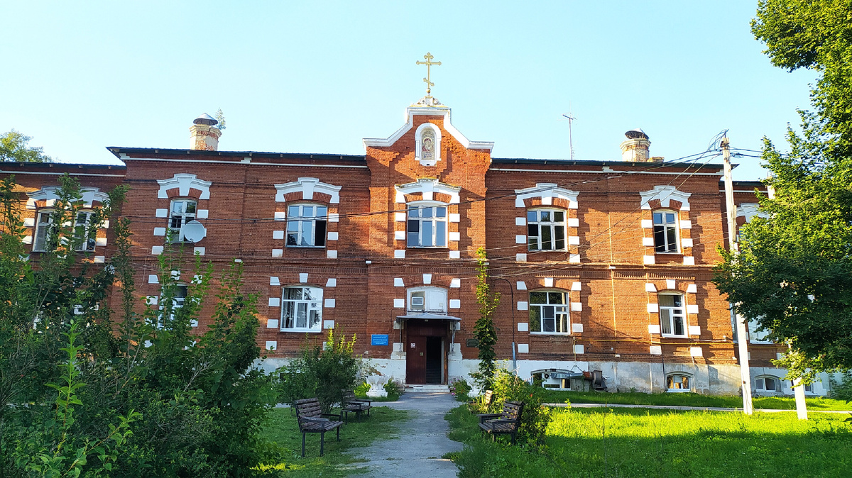 Больница, открытая князем Гагариным в 1870-х, в Сергиево для всех жителей села. Проезжая по Пеньковской ветви её тоже видно. Фото из открытых источников