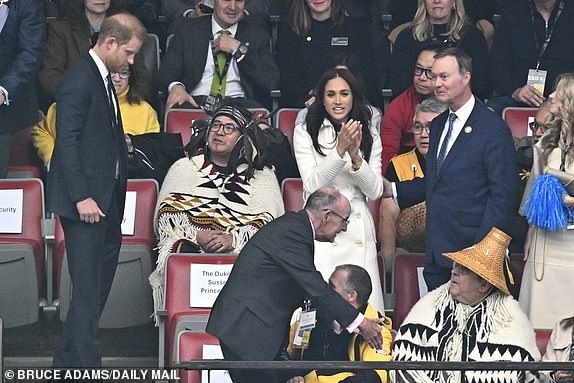  Что поникла головушка и опущены плечики? Знать тебе, Гаврюшка, не сносить головы в будущем... Или места не нашлось для принца? Или из-за нарядов печалимся? А ведь только всё началось...