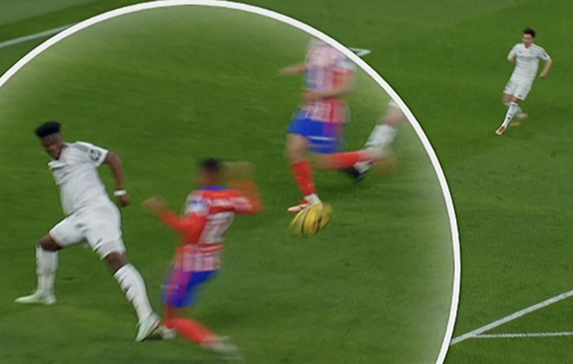 "Атлетико" открыл счет в мадридском дерби с «Реалом» после 11-метрового, назначенного за фол Орельена Чуамени. Фото: соцсети