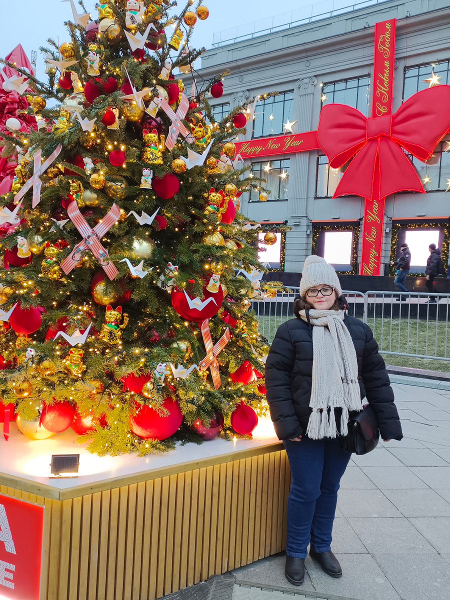 У ЦУМа,елка с котиками