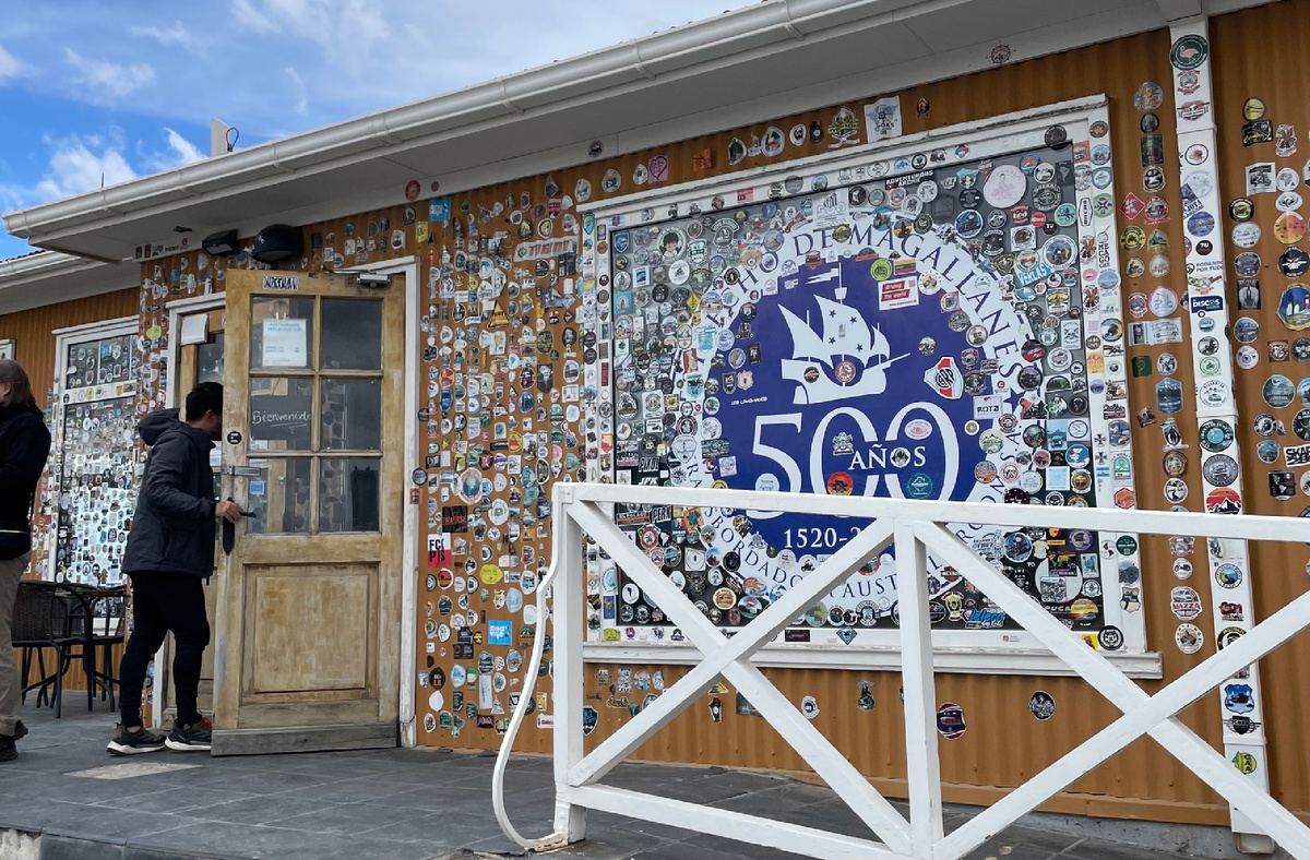 Магазин на паромной переправе в город Ушуайя. Едем по Огненной земле