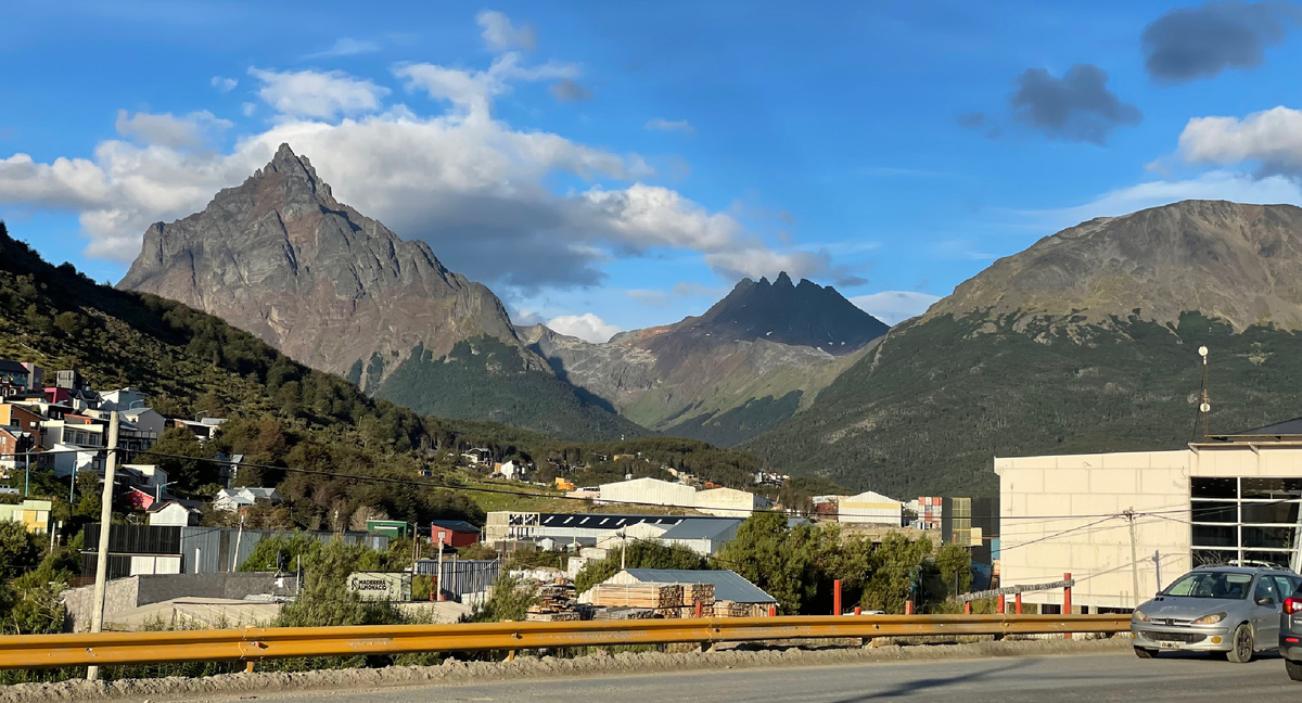 Вид на горы за нашим домиком в городе Ушуайя