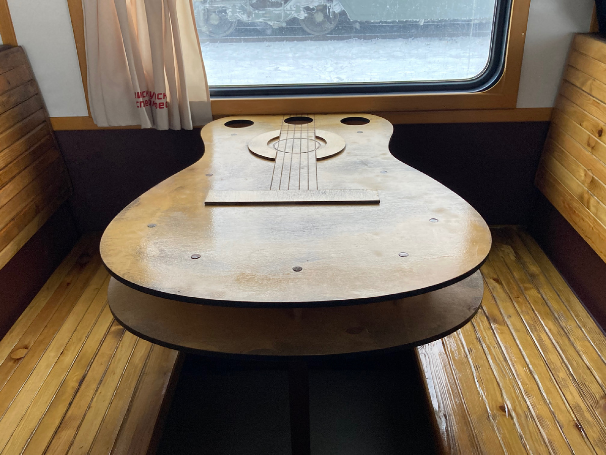 Я прошлась по вагонам - везде столы в (пока) идеальном состоянии, фото мое