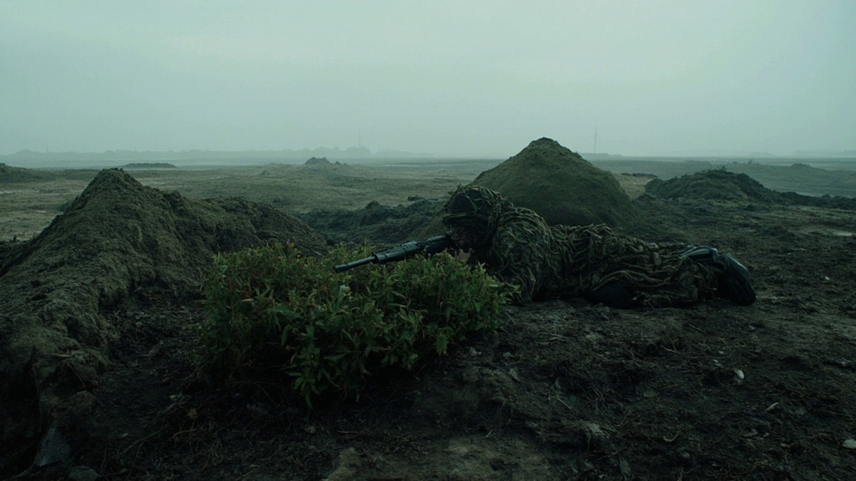 Снайпер на позиции. Готов к выстрелу.