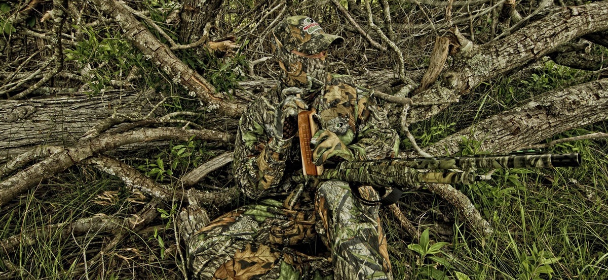 Современный снайпер готовится занять позицию для работы.