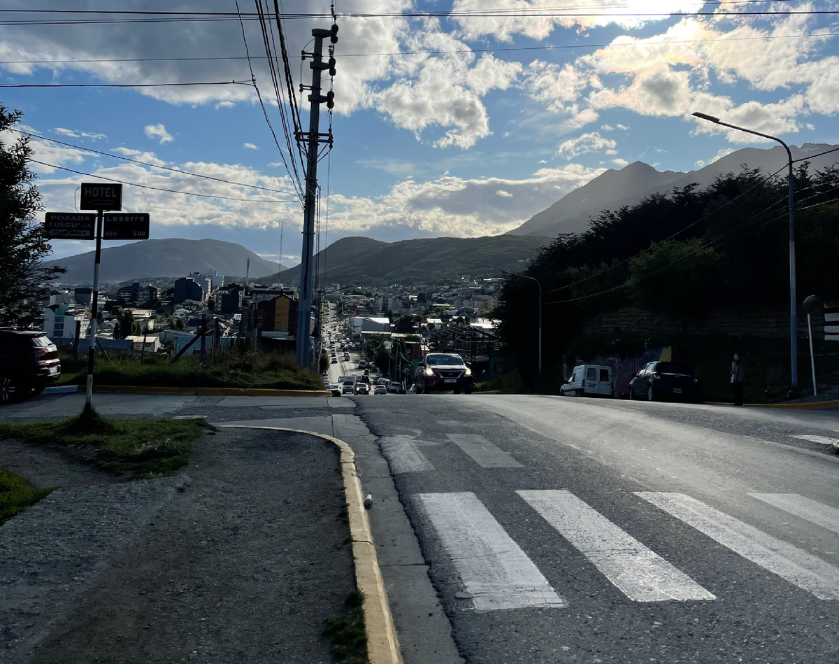 Ждем автобус в Ушуайе