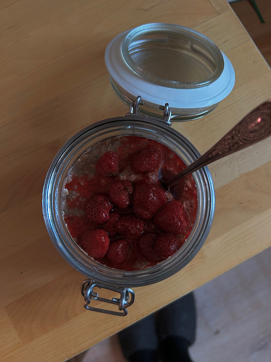 Сверху добавила клубнику. 