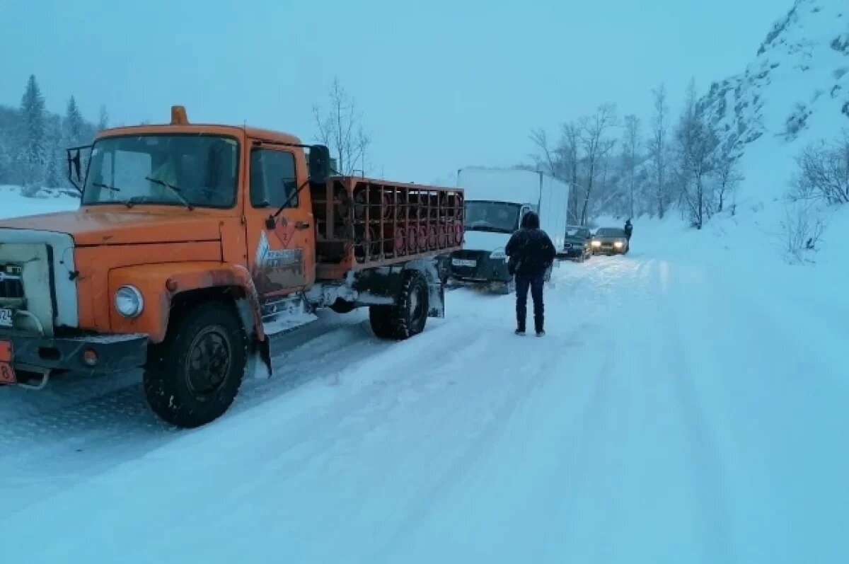    На юге Красноярского края частично перекрыли трассу из-за схода снега