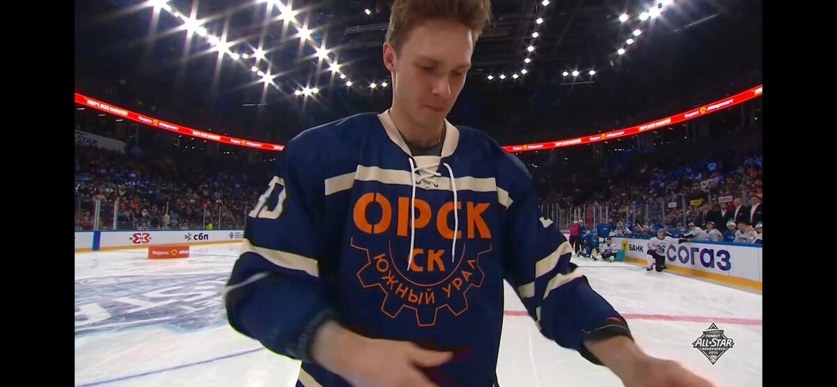    Хоккеист ЦСКА Владислав Каменев вышел на лед в джерси с надписью «Орск» и «Южный Урал»