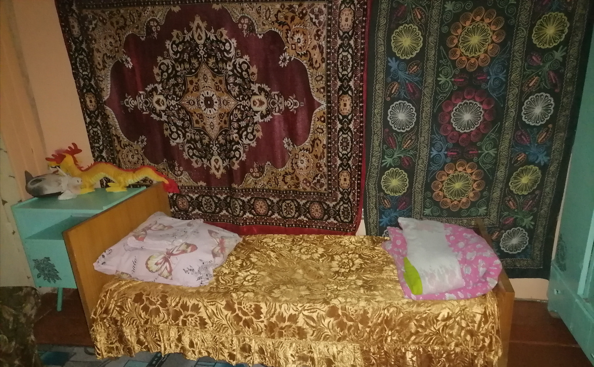 Уже новодел, но ковры на стене аутентичные. 