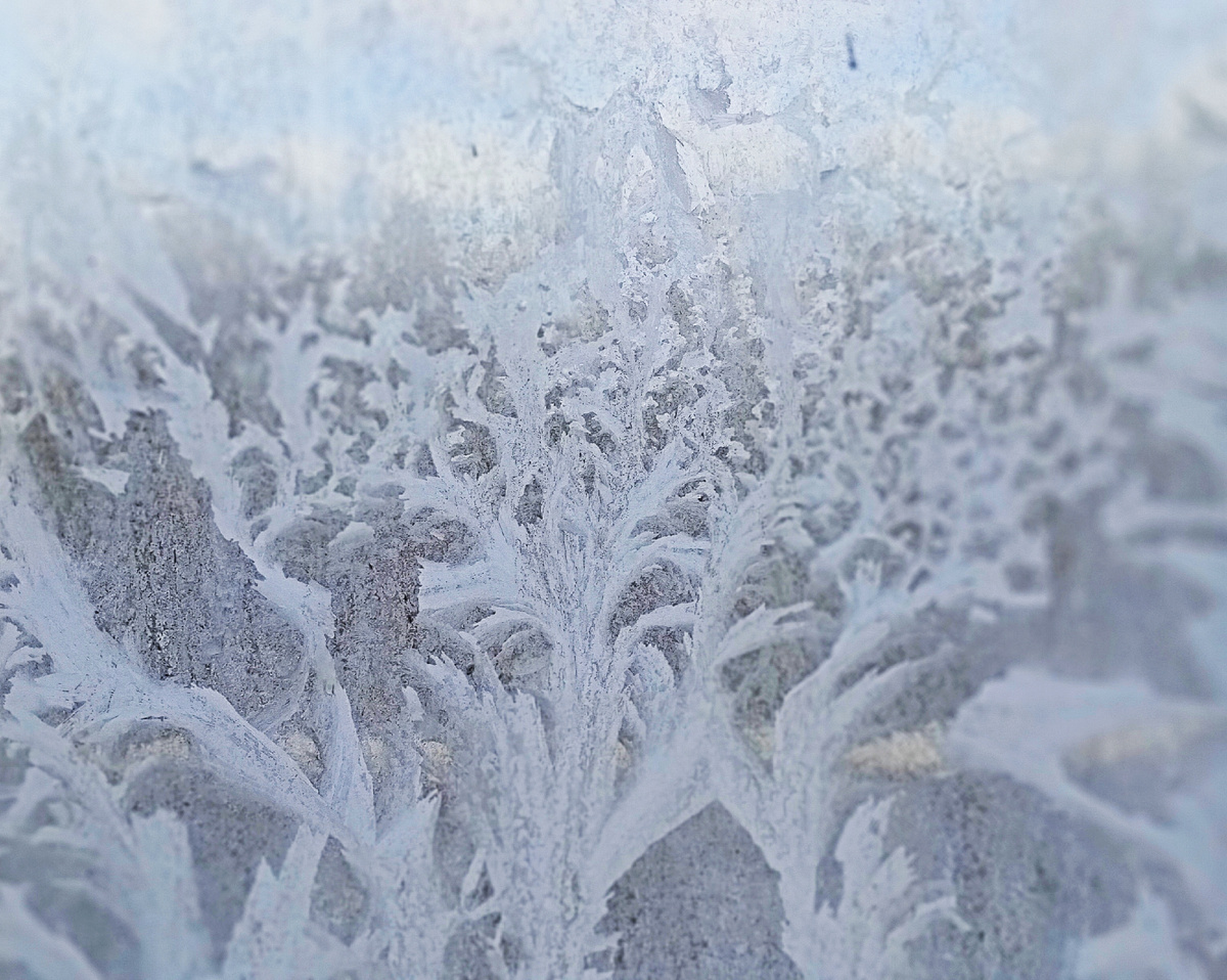 У нас узоры на окнах.