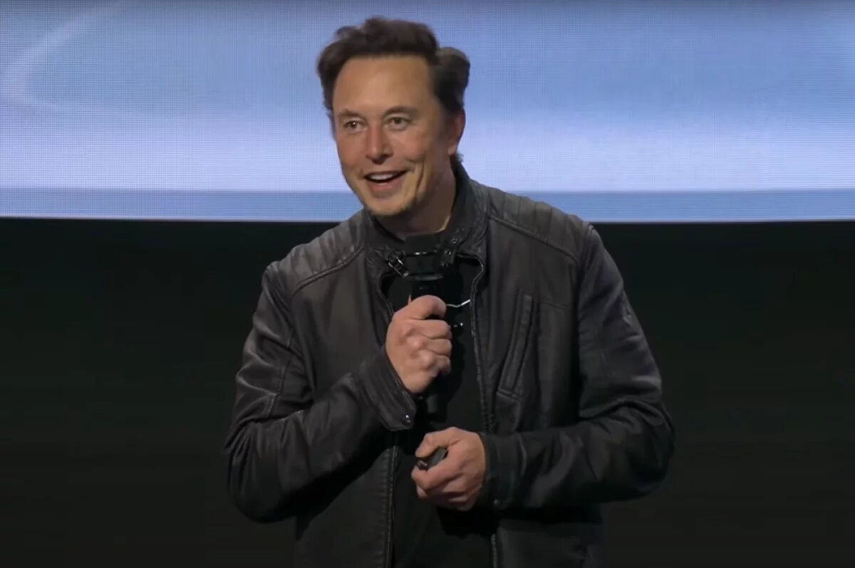    Электропикап Tesla Cybertrack замечен у Нижегородского кремля