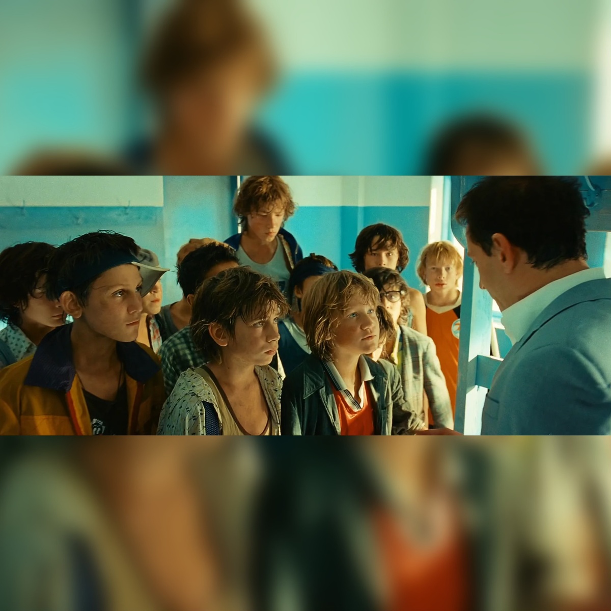 Депутат Трёхголович (Владимир Меньшов), приехав в свой город Пальчики, перепутав, принимает Славу Колотилова за тренера детской футбольной команды (и директор школы, где работает Колотилов, будучи с ним в конфликте, подтверждает это). В гневе, что тот собирается уехать, Трёхголович изымает паспорт Колотилова и рвёт его билет в Москву. Тому остаётся сделать всё возможное, чтобы его наспех набранная команда проиграла и он смог уехать к невесте.