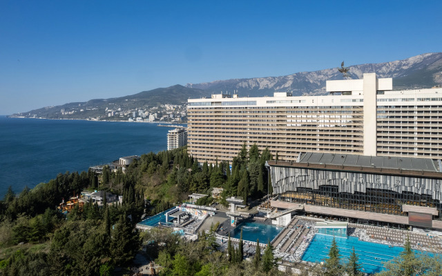 Вид на отель от бассейнов