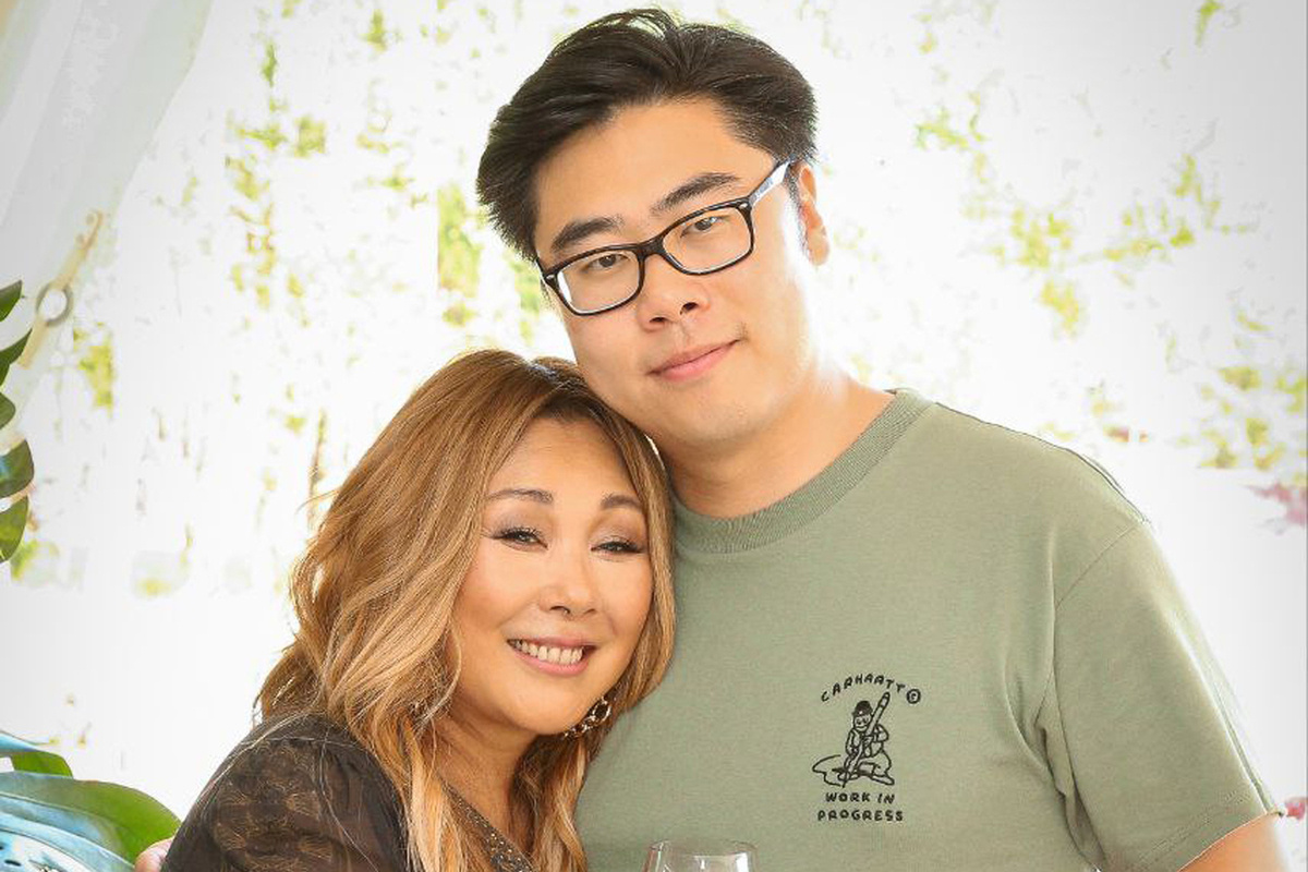 На фото Сергей Цой с мамой Анитой (фото из открытых источников)