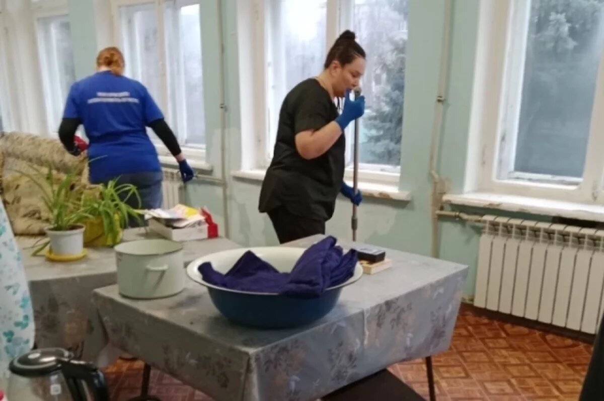    Уборка помещений - часть работы волонтёров в госпитале.