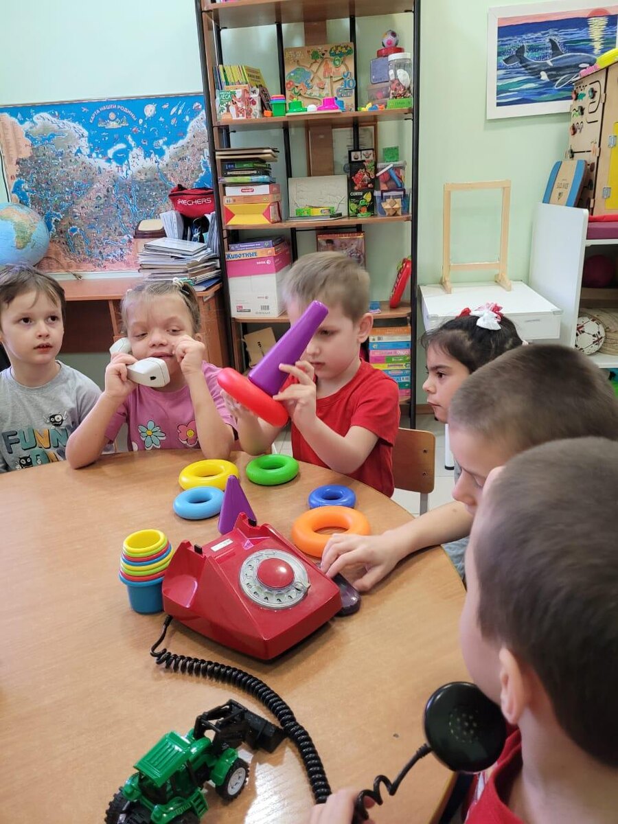 Ева здесь держит телефонную трубку.