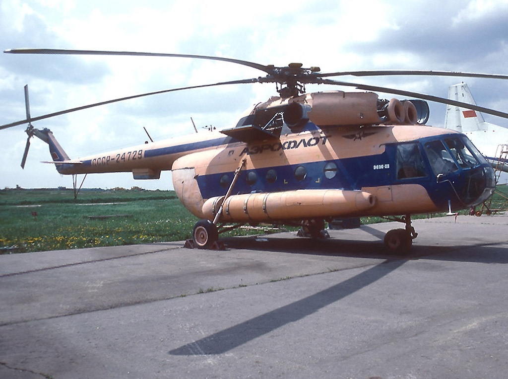 Советский ветолёт Ми-8.