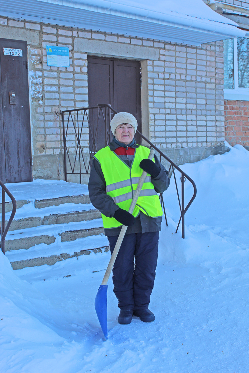Кумертауский дворник Таслима Умутбаева наводит порядок и красоту вокруг
