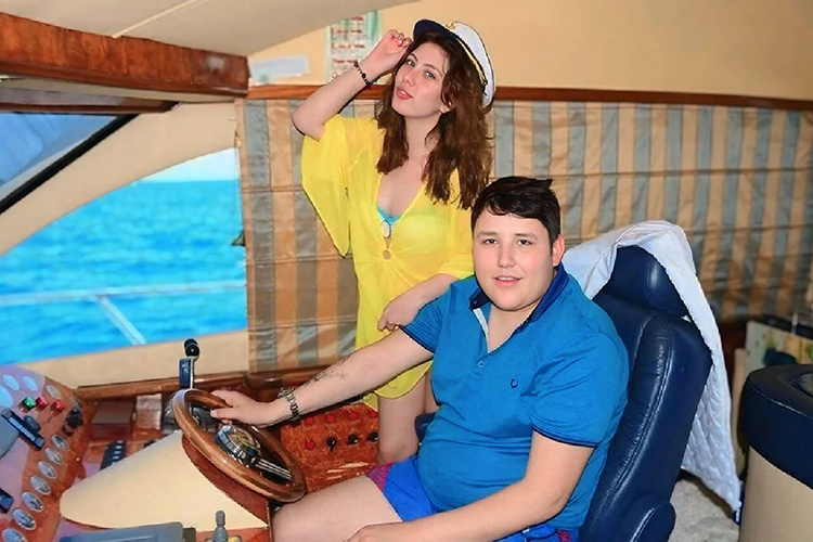    Айдын стал активно делиться своими фотографиями в социальных сетях: то он прогуливается в черных очках по улицам, а позади него следуют внушительные телохранители, то запечатлеет себя рядом с девушками в бикини, то демонстрирует свой роскошный «Феррари» или позирует на яхте вместе с рыжеволосой красавицей. Фото из социальных сетей