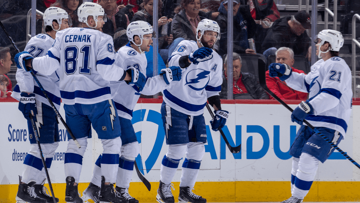 Никита Кучеров отметился тремя голевыми передачами в матче с "Детройтом". Фото: НХЛ