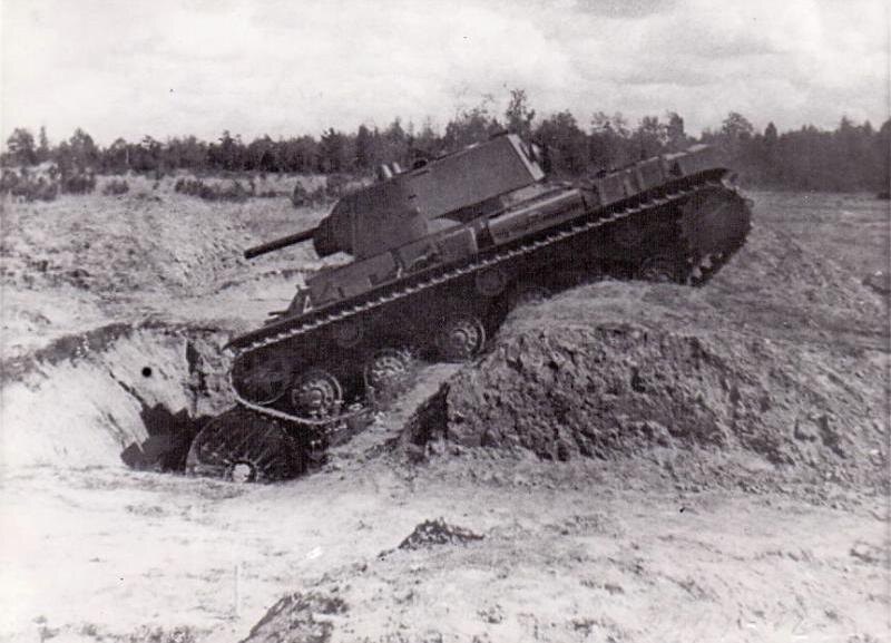 Танк КВ-1 производства ЛКЗ выпуска августа 1941 года преодолевает противотанковый ров