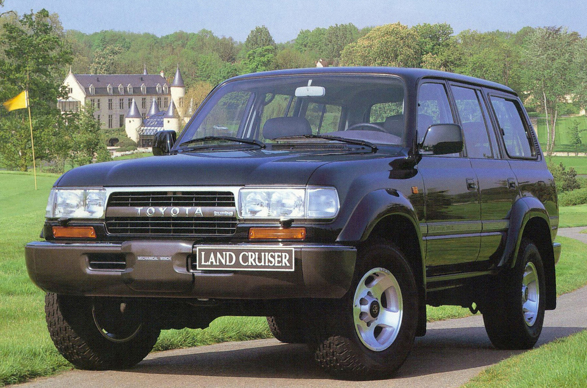    Toyota Land Cruiser 80 выпускалась с 1990 по 2007 год в Японии и Венесуэле, предлагалась в по всему миру, в регионах с разными требованиями — одним потребители хотели простую и неприхотливую «рабочую лошадку». Другие — комфортабельный и хорошо оснащённый внедорожник. Отсюда и впечатляющее разнообразие.   
Toyota