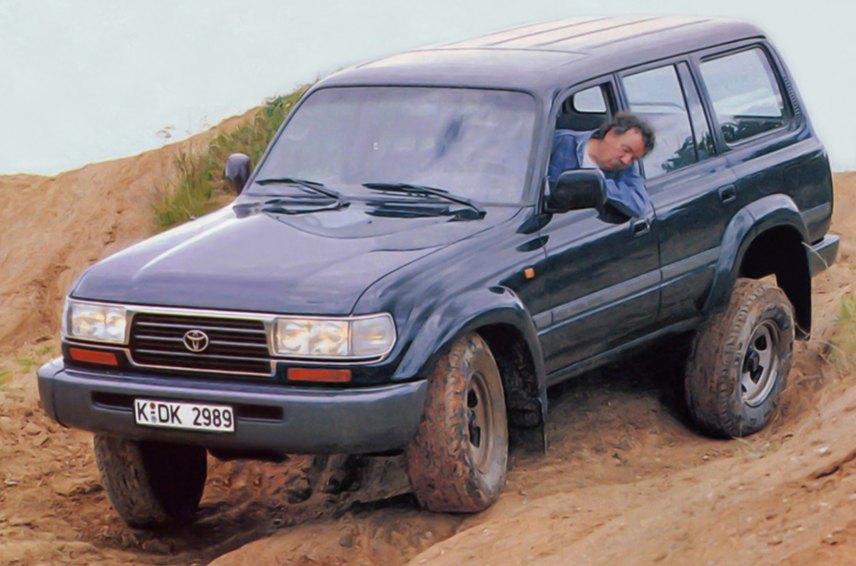    «Восьмидесятка», как и все другие Land Cruiser любых серий и семейств, построена на раме. Передняя и задняя подвеска зависимые пружинные. На некоторые версии устанавливались амортизаторы с регулировкой жёсткости.   
Toyota