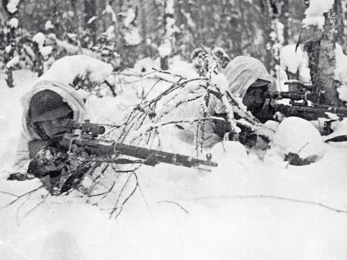    Парная огневая позиция снайперов в районе Карельского перешейка© РИА Новости / Федор Левшин