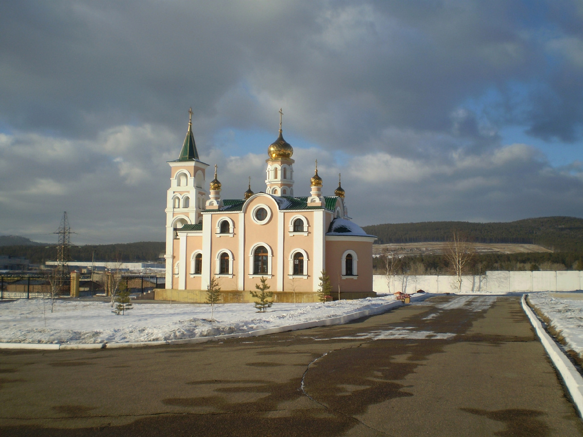 Храм во имя Николая Чудотворца на территории части. 