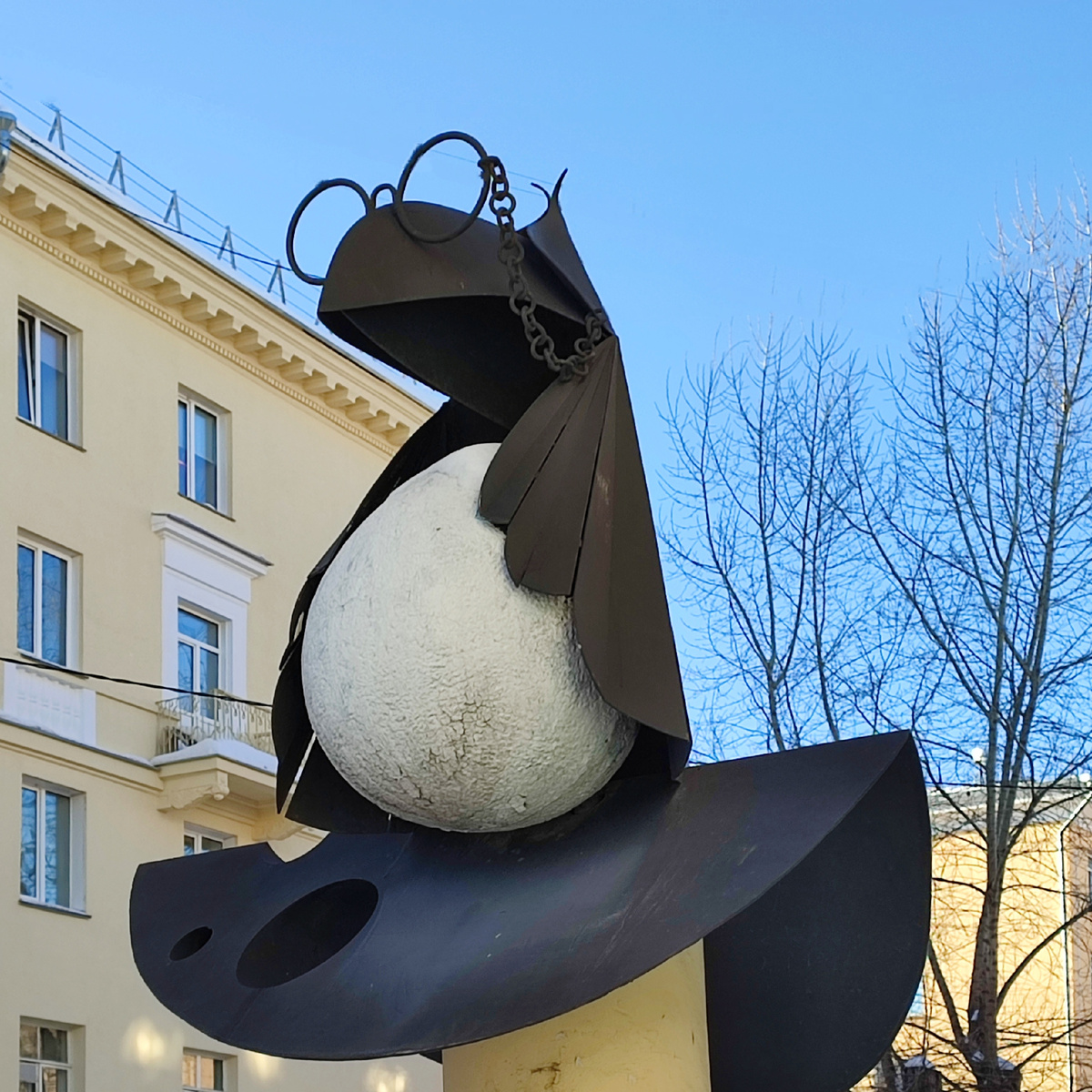 "Ворона". На куске сыра. Магазин - молочный ☺️ У дома 35, но на стороне 2-го Краснодонского переулка