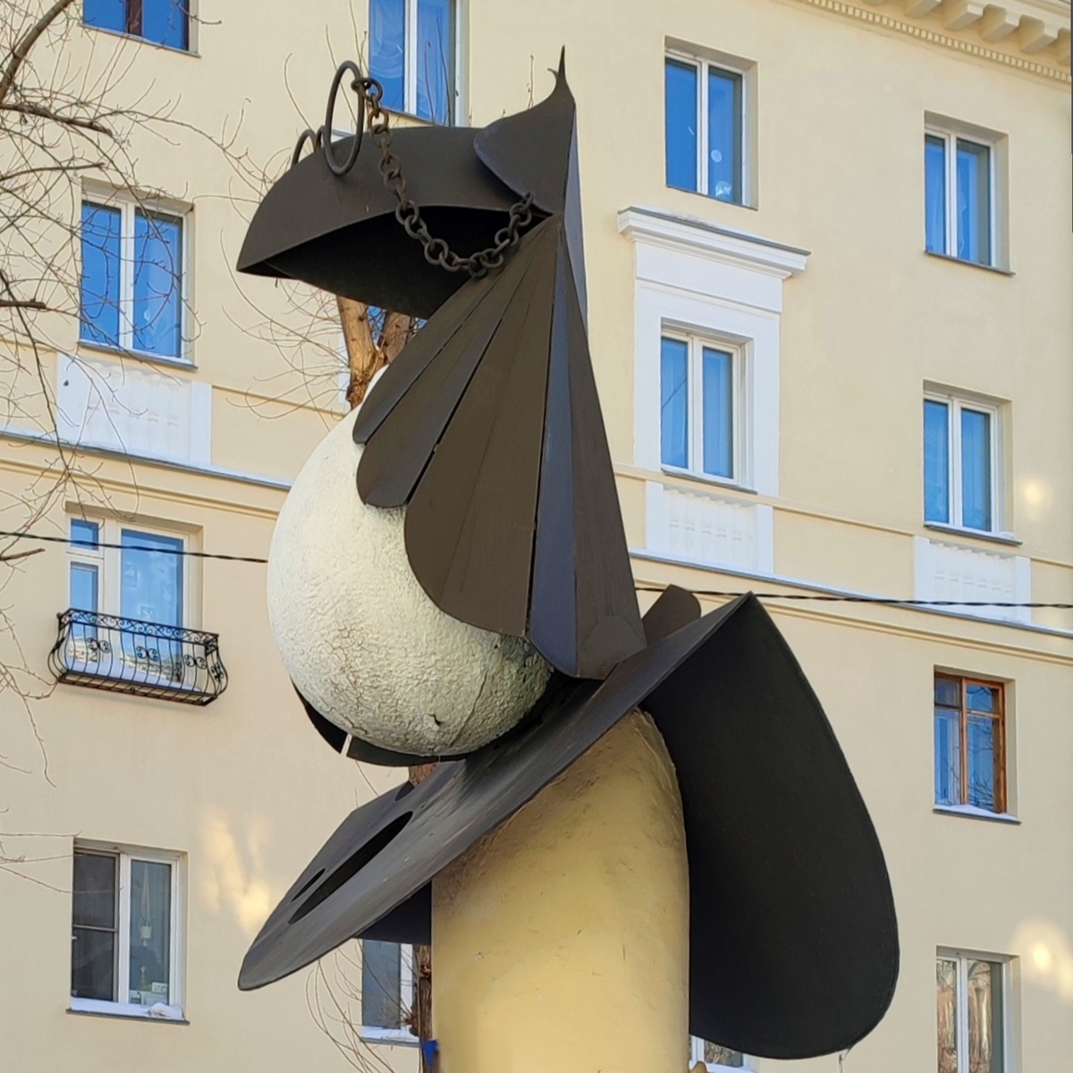 Сыр так виден хуже, а ворона лучше