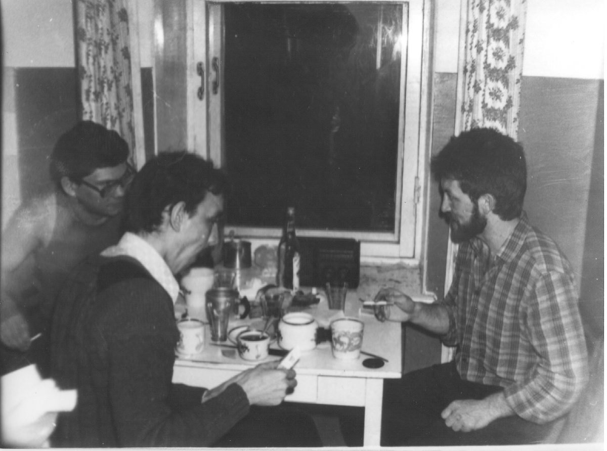 Всё необходимое для приятного общения на столе.