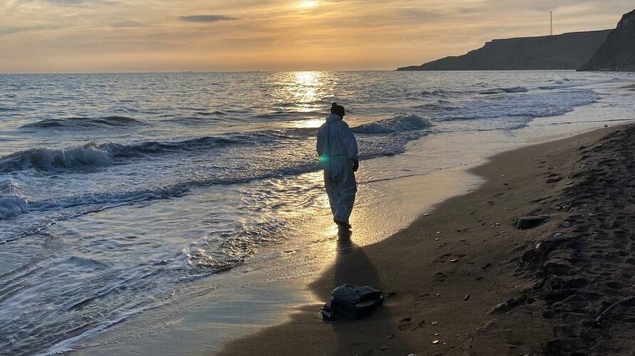    Очищать пляжи от мазута было непросто. Фото из личного архива героини материала