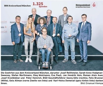 Олег Молчанов рядом с дамами в центре.