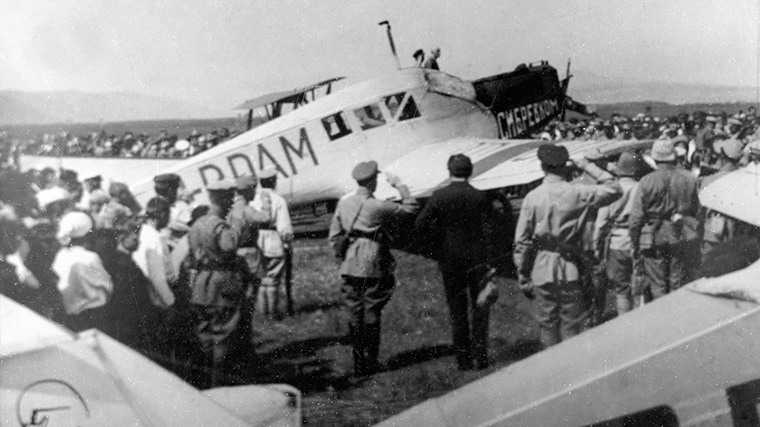    Советские летчики и жители Москвы у пассажирского самолета П-2, эксплутационные испытания которого проводились во время перелета Москва-Пекин. 1925 год. Фото: © РИА Новости