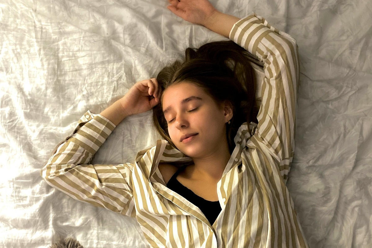     Поза во сне может влиять на запор? Вот как лучше лечь спать: интересные факты!