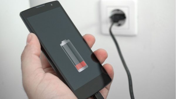    Телефон на зарядке, фото:ria.ru