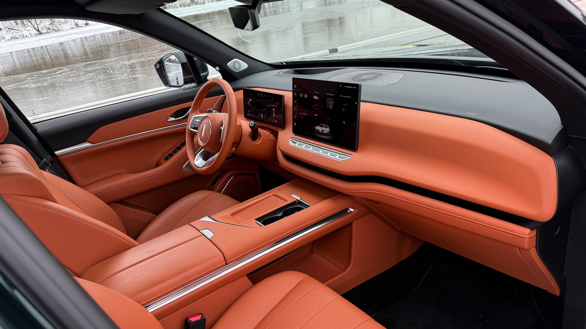 Подобно маздовскому, салон Вея будто вылеплен из макетного пластилина. Китайцам удалось добиться от поставщиков соответствия цветов «кожи» и пластика, но его фактура простовата для этой ценовой категории.