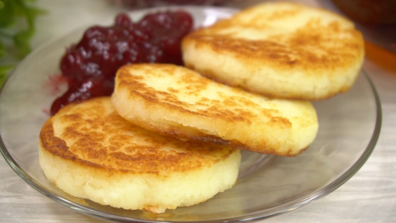 На замену манной каше готовлю "Манники" - забытый рецепт из детства. Такую... кашку едят все...