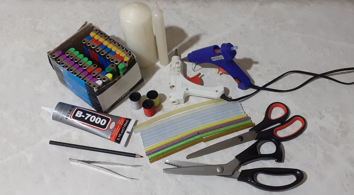 Инструменты первой необходимости,  то, чем я пользуюсь на постоянной основе, кроме свечей, они на всякий случай.  Зажигалок много не бывает. И два пистолета, всегда должен быть запасной. Обычно выходят из строя в самый не подходящий момент.