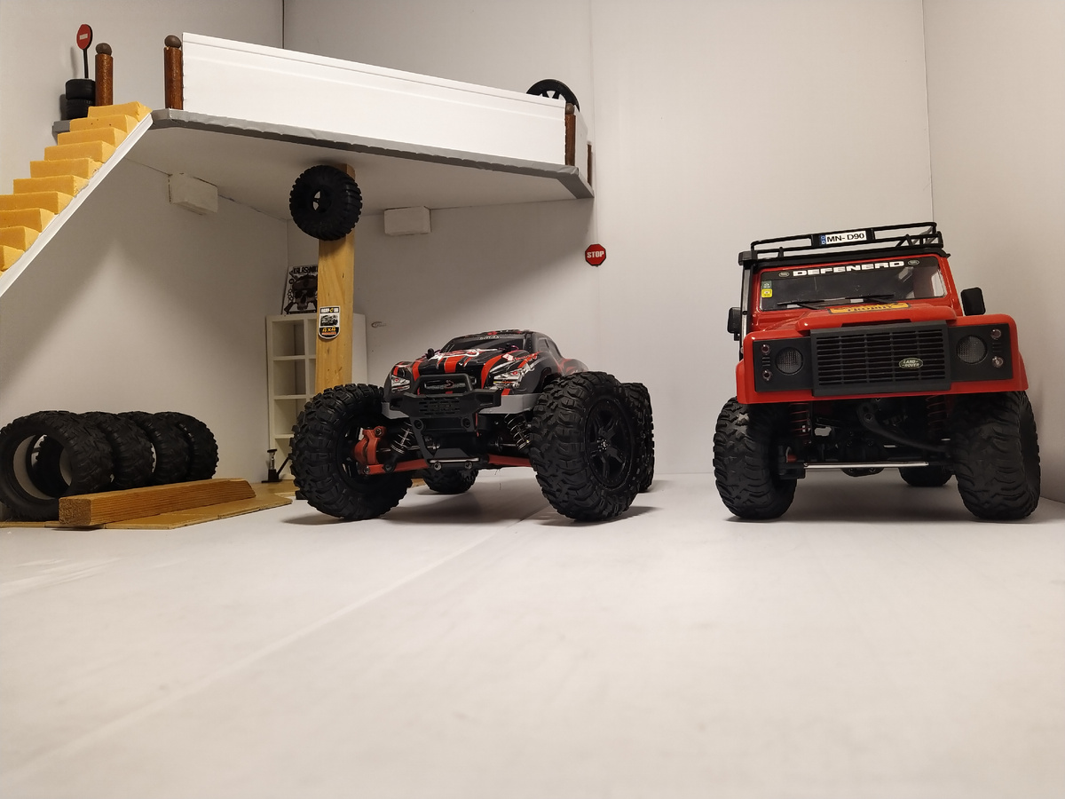 Вот уже и трофийка 1/12 появилась да и гараж тоже...